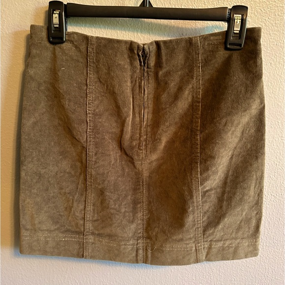 Jolt corduroy skirt Olive Green. Size SMALL. - Picture 3 of 3